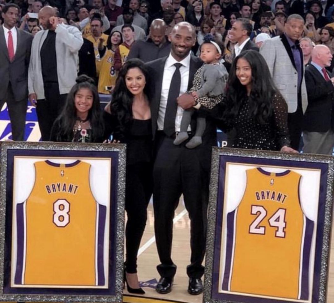 露出神情凝 露出神情凝