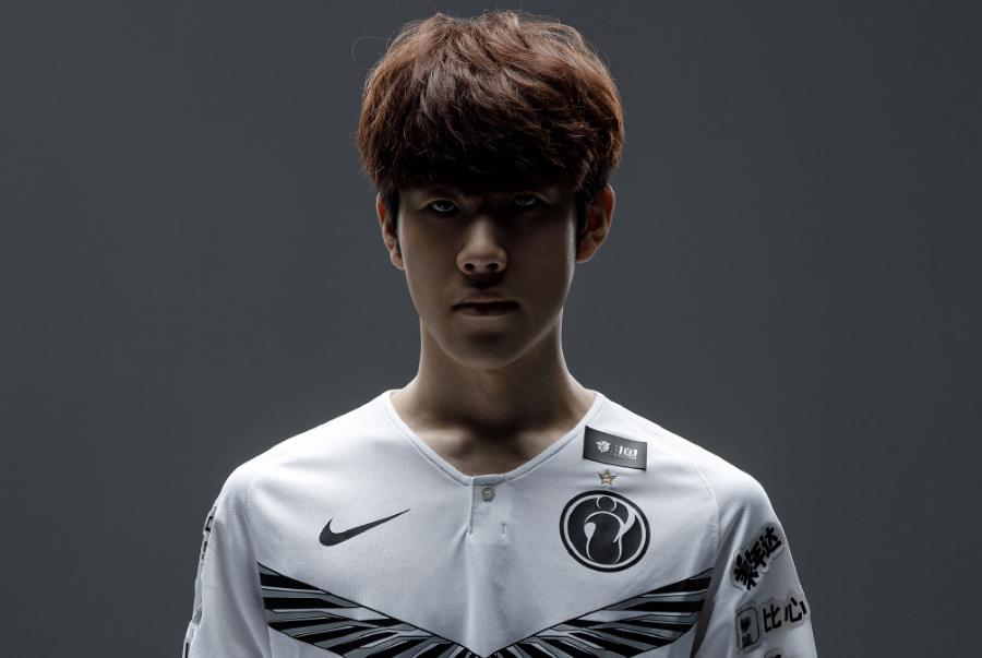 却饱含对年 却饱含对年